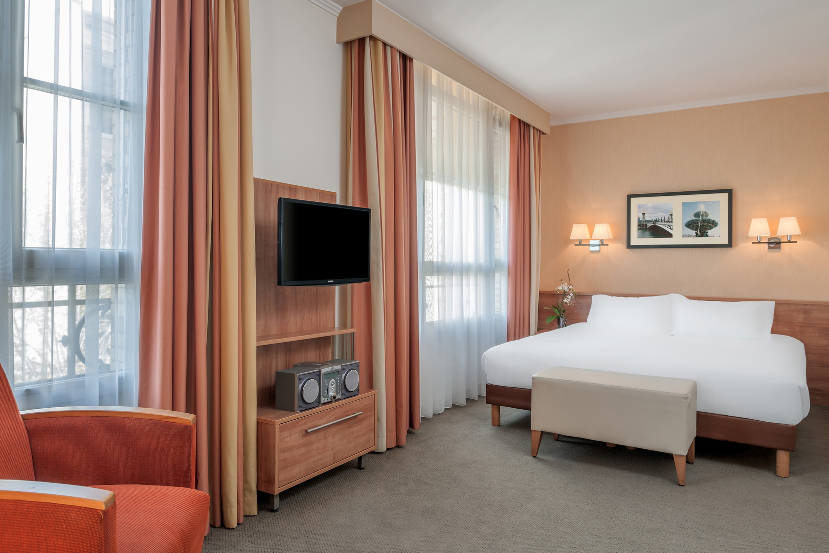 Studio équipé d'un lit double et d'une télévision, appart hotel Paris 6