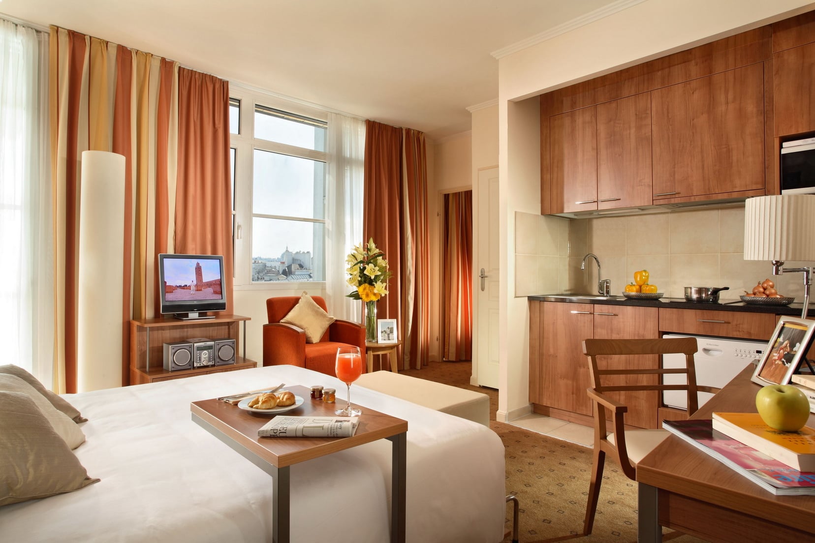 Studio Deluxe équipé d'un lit double, d'un bureau, d'une cuisine équipée et d'une télévision, appart hotel Paris 6
