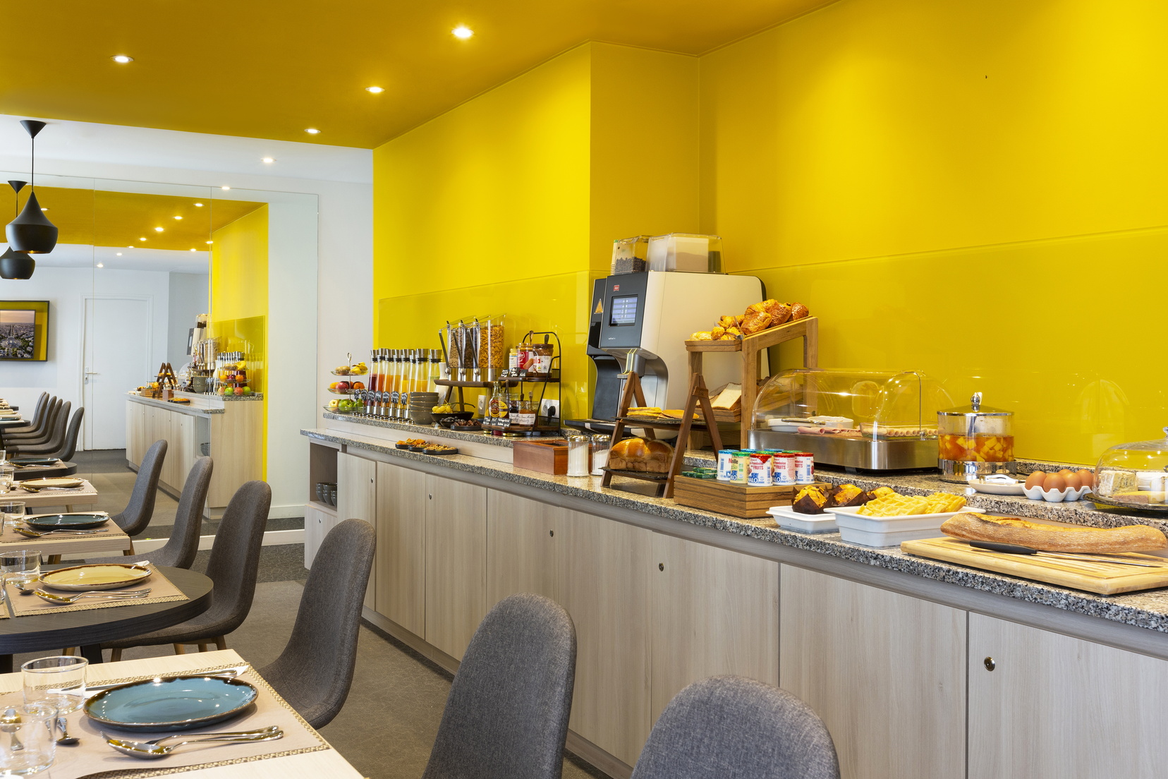Frühstücksraum mit kontinentalem Buffet, wohnen auf Zeit in Paris 15