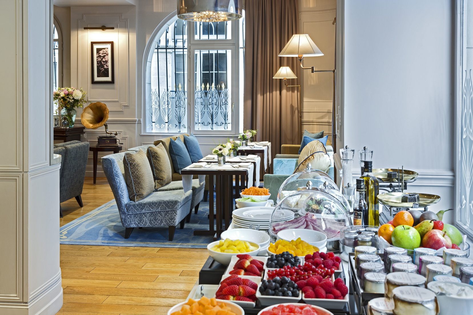 Buffet des kontinentalen Frühstücks, das 7 Tage die Woche serviert wird, 5-Sterne-Hotel in Paris 1