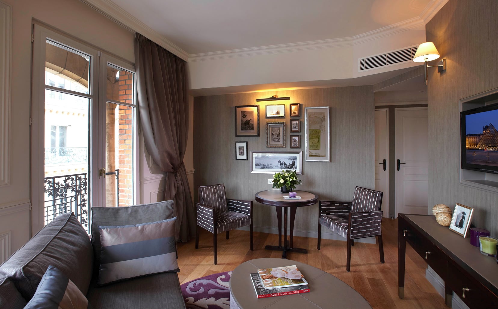 Wohnzimmer der Royal Suite mit Sofa und Essbereich, 5-Sterne-Hotel in Paris 1