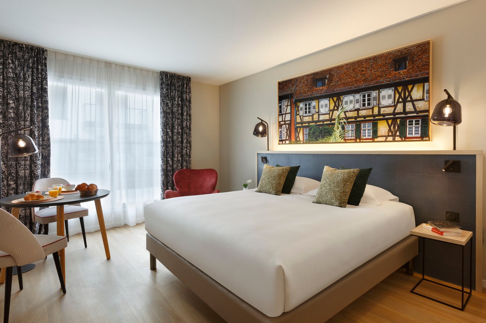 Studio équipé d'un lit double et d'un coin repas/bureau, appart hotel Strasbourg