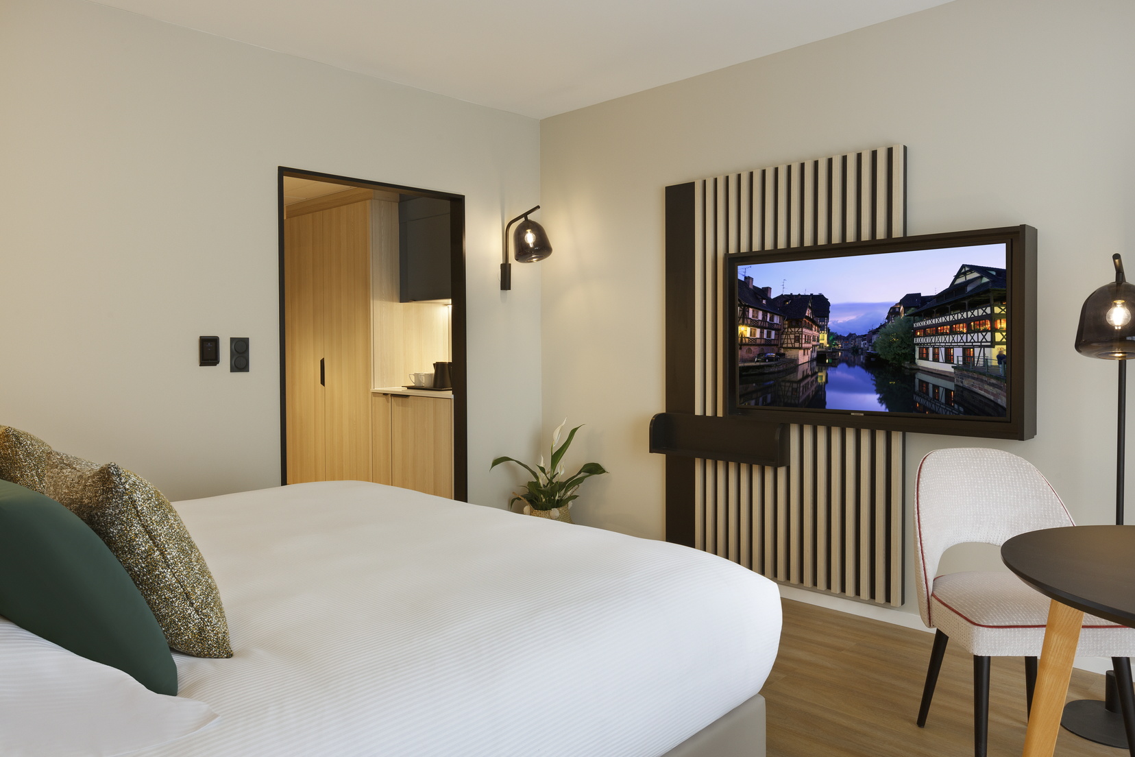 Studio équipé d'un lit double et d'un bureau, appart hotel Strasbourg