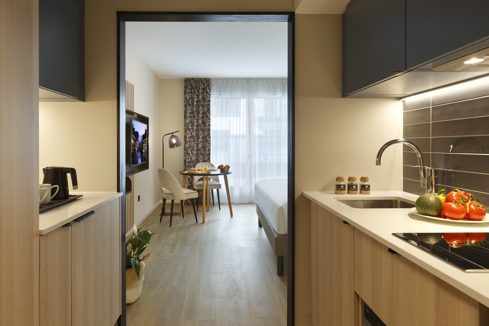 Cuisine entièrement équipée d'un Studio et son espace repas, appart hotel Strasbourg