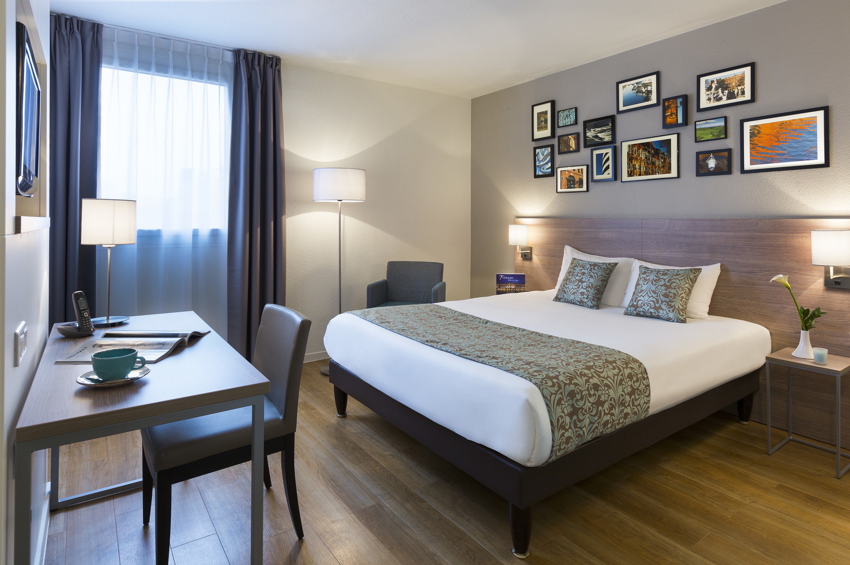 Studio Deluxe équipé d'un lit double, d'un espace bureau et d'une télévision, appart hotel Toulouse