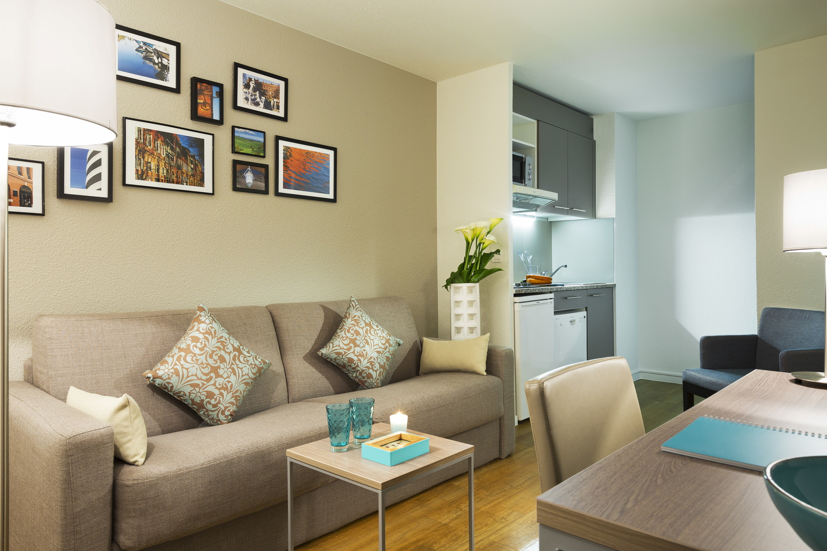 Salon d'un Appartement 2 pièces équipé d'un canapé-lit et d'une cuisine, appart hotel Toulouse
