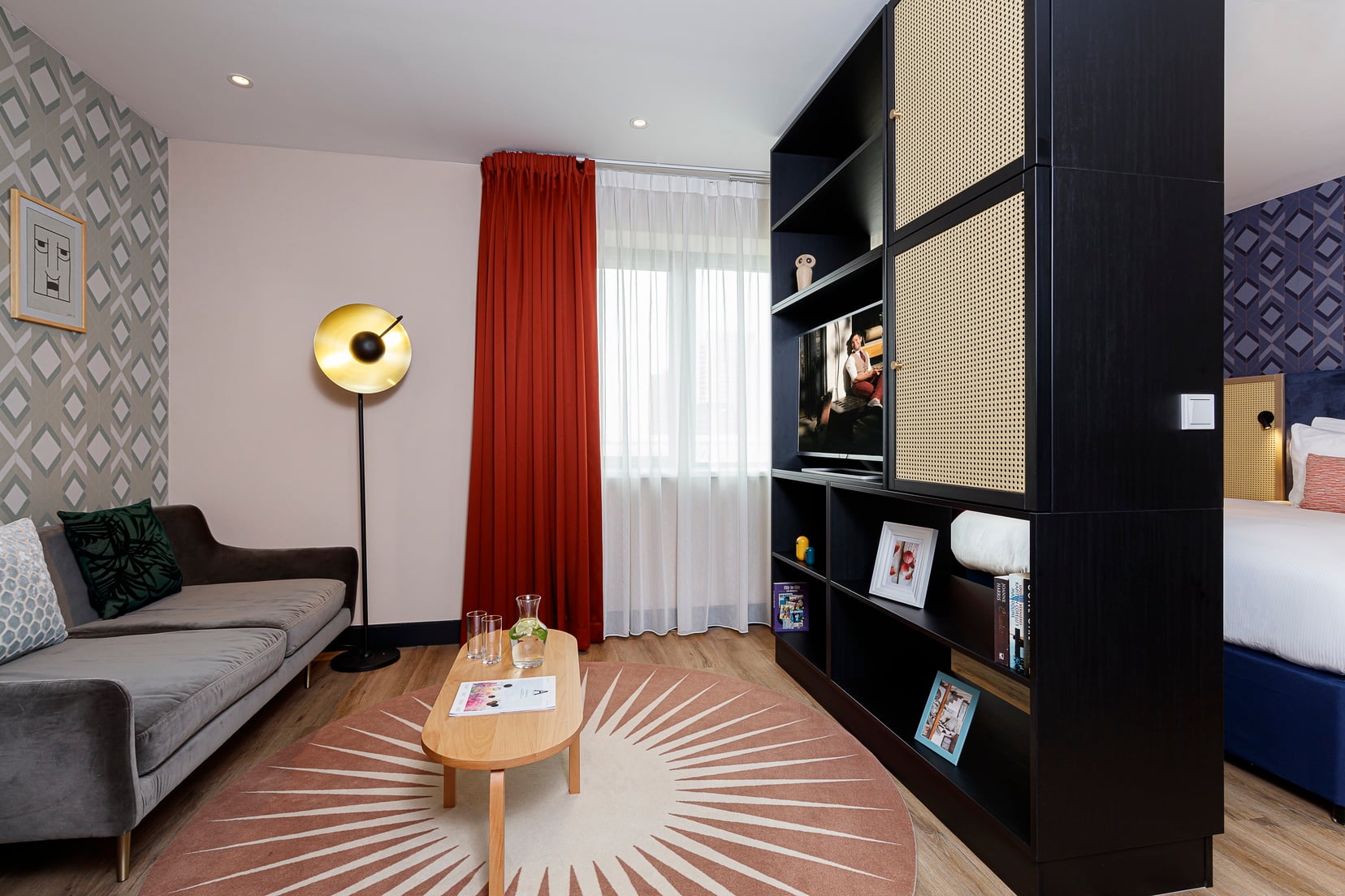 Studio apartment with double bed, television and sofa, apart hotel