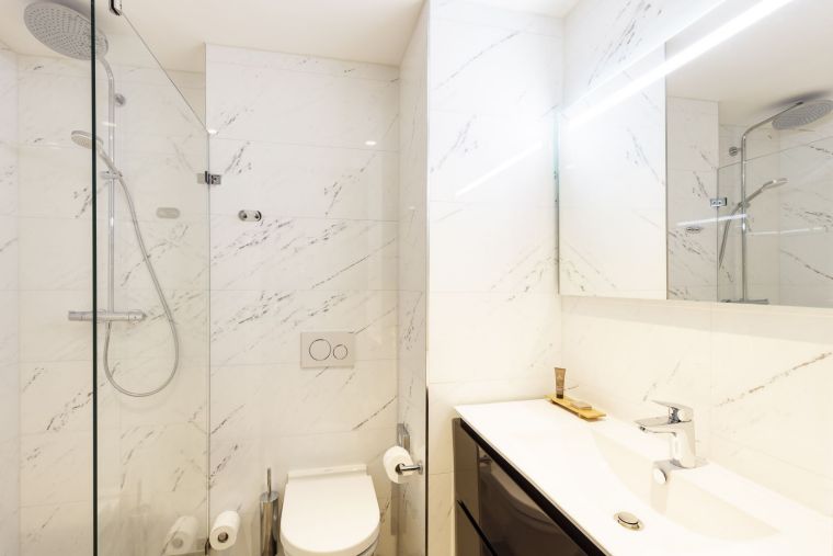 Bathroom of a Studio apartment with shower and toiletries, apart hotel Amsterdam